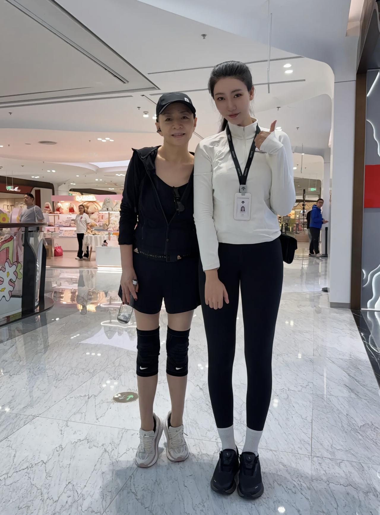 66岁宋丹丹在北京一间商场购物被偶遇，她穿着一身中性的衣服，腿上戴着护膝，状态看