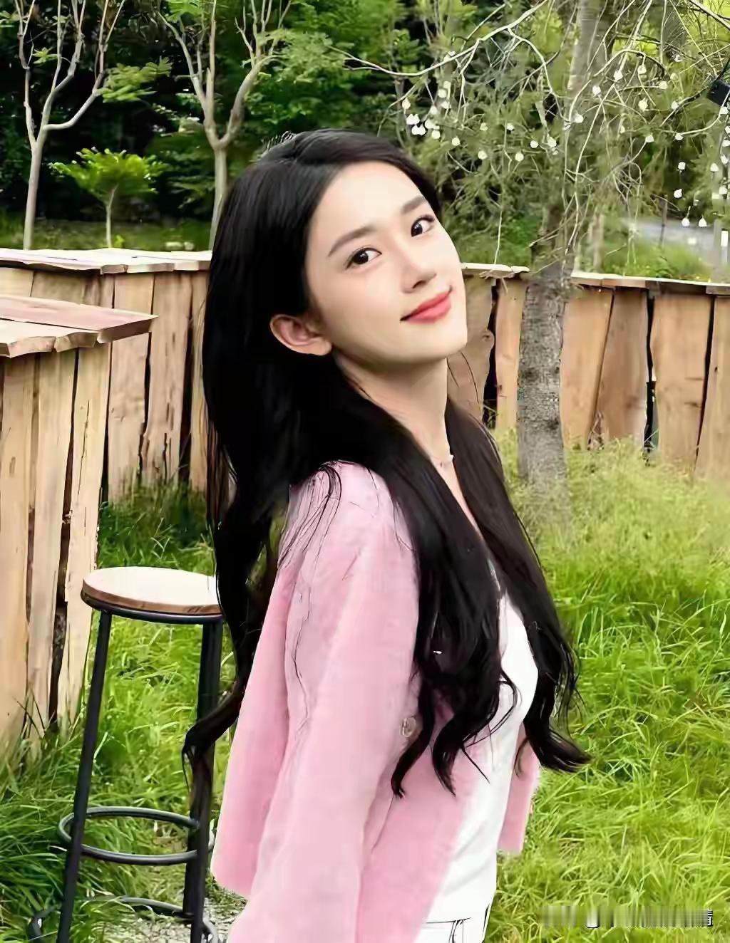 武汉传媒学院校花俞亦菲：甜美可爱，元气满满，太可爱啦！