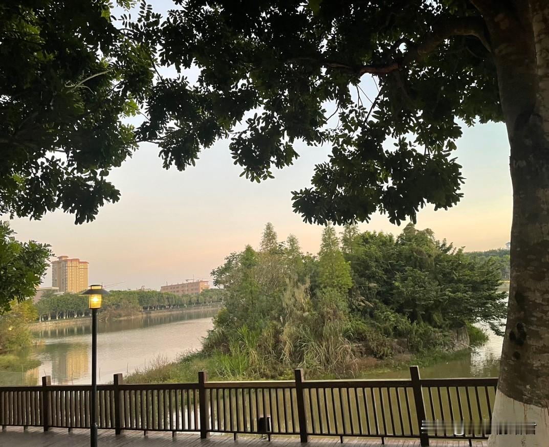 即便是家人，也不能住弟弟婚房里呀！一女子32岁，还没结婚。她弟弟今年刚结婚，弟弟