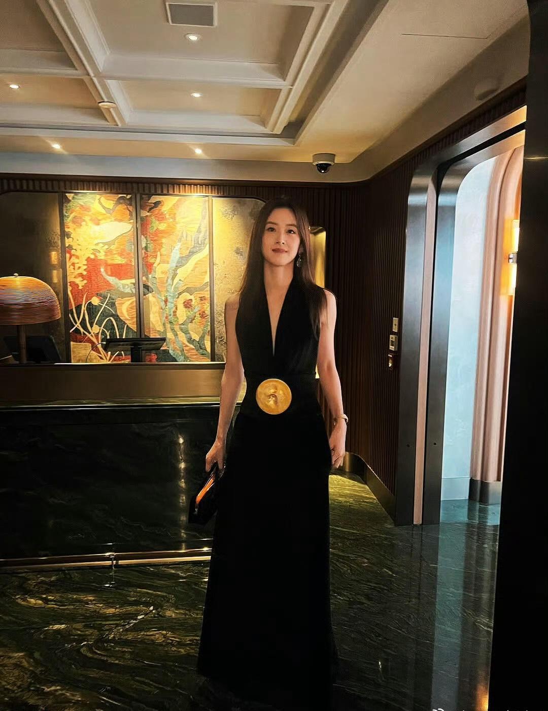 章泽天深V黑裙亮相香港巴塞尔艺术展，利落干练气场全开！优雅又飒～[奶牛