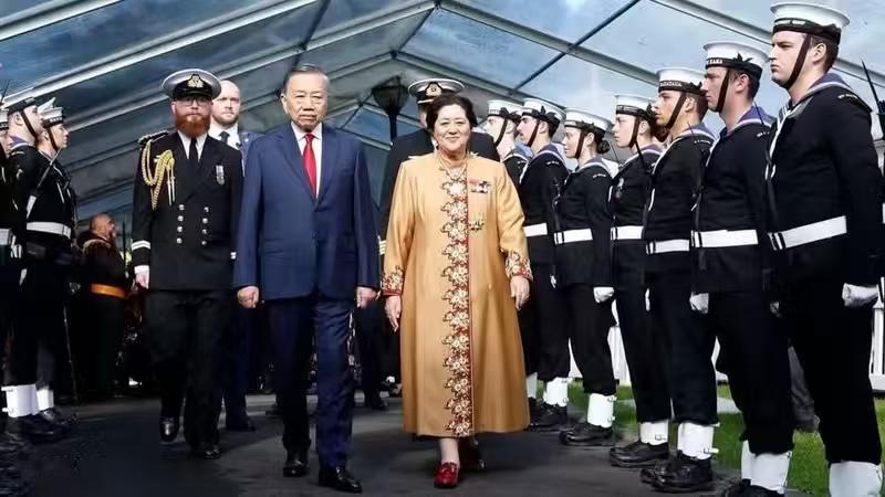 这场面有点吓唬人，要知道今天可是农历七月初一鬼节！越南一把手苏林率团访问新西