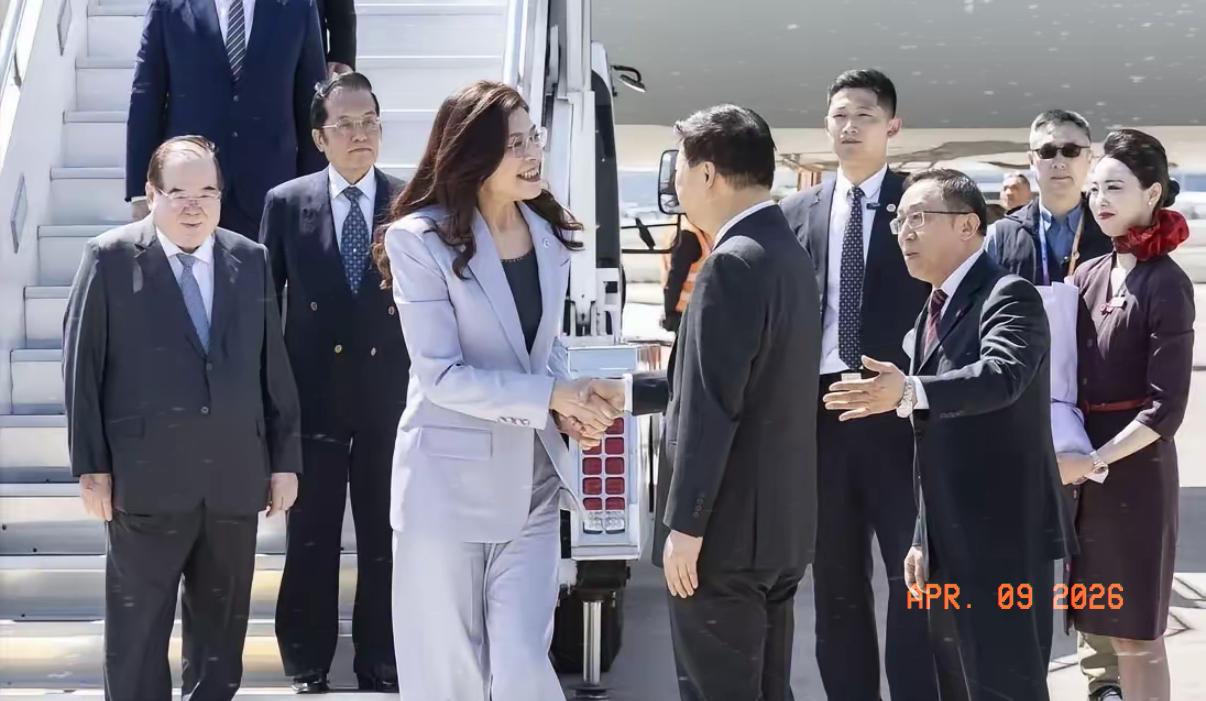 谁能想到，台北松山机场昨天飞出了一记“重磅炸弹”，冲击波直接掀翻了岛内的政治牌桌