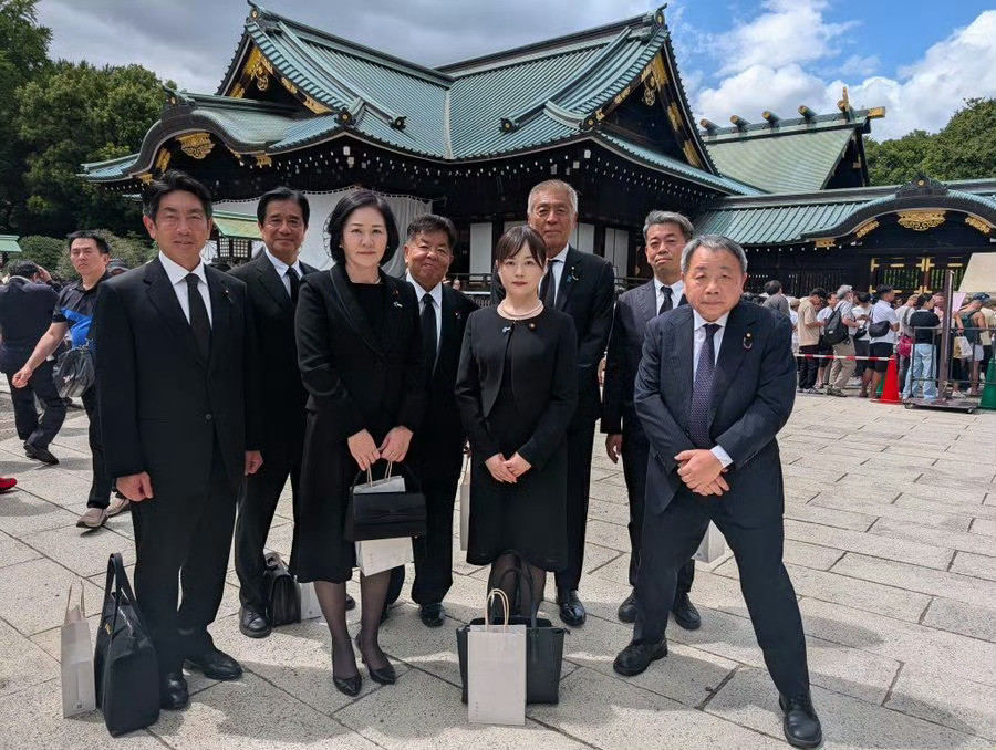 汉奸石平参拜靖国神社网友讽刺：站姿说明一切，你跪得最彻底，也得不到日本的喜欢。