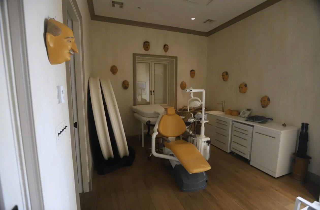 爱泼斯坦私人岛屿的照片，首次公开！其中有一张照片，令人难解。12月3日，一批