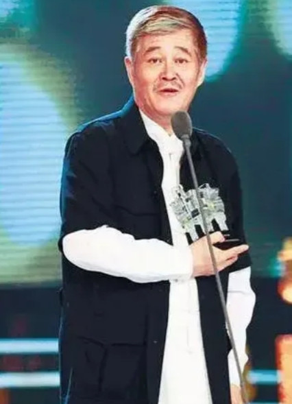 2007年，冯小刚到沈阳拍电影《集结号》，忽然接到赵本山的电话:“小刚啊，来沈阳