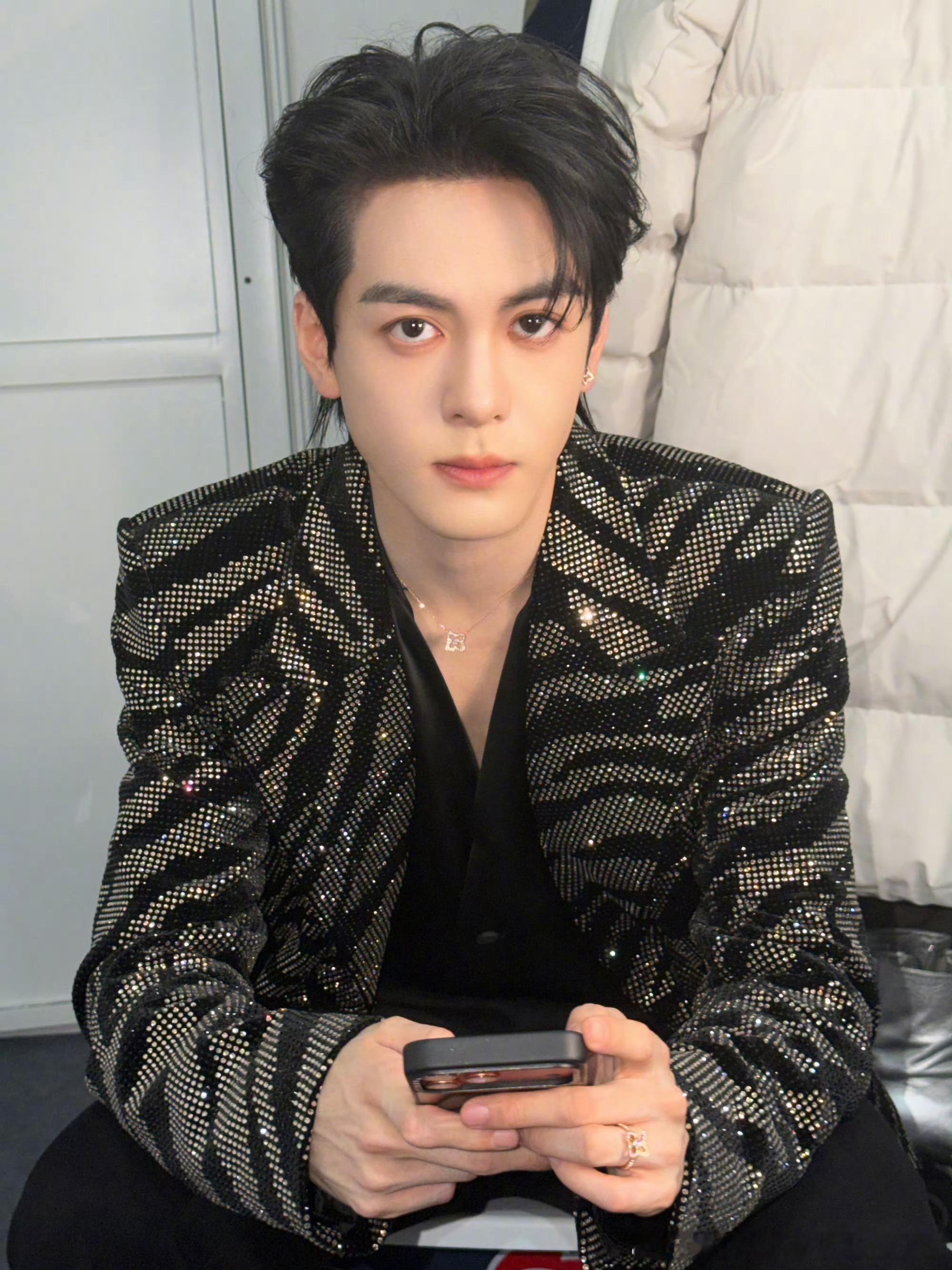 刘宇宁张凌赫曾舜晞微博之夜后台合影，好权威的三张脸刘宇宁张凌赫曾舜晞合影