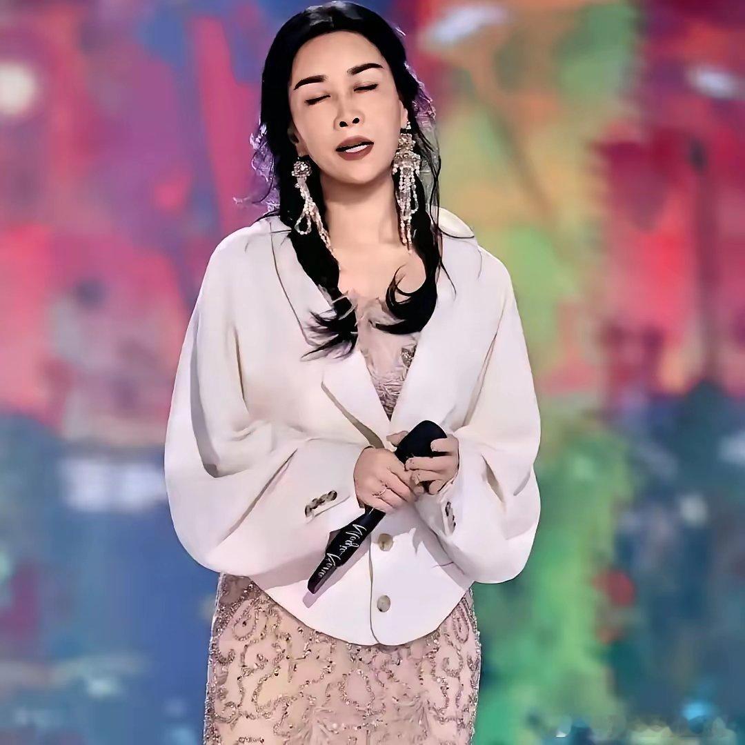 发现了没？都说上了年纪的人，眼神里都藏不住！可是大家看那英，她都58岁了，眼里完