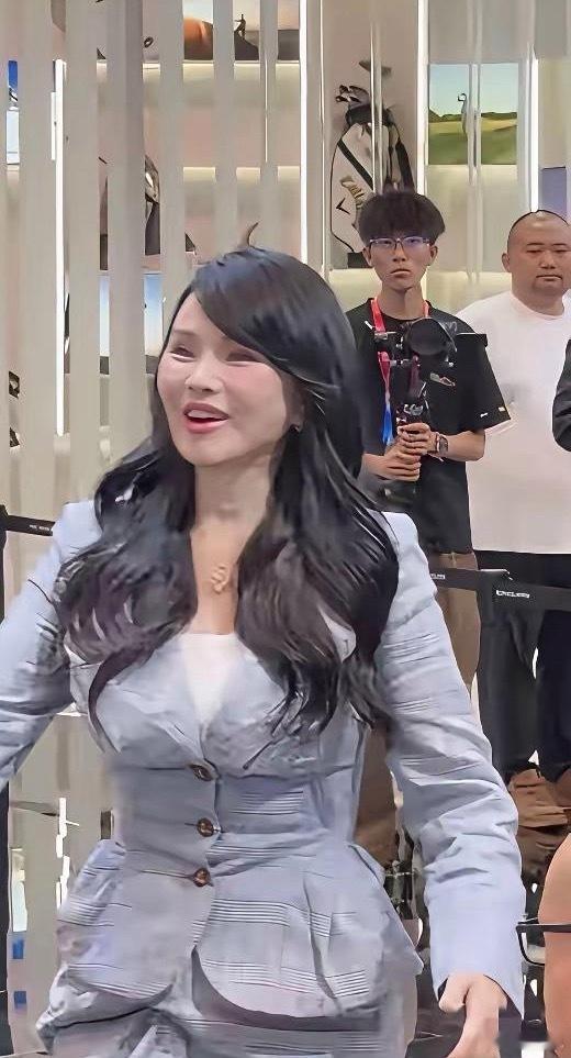 明明脸上没有皱纹，可是还是感觉像大妈，这是为什么呢？