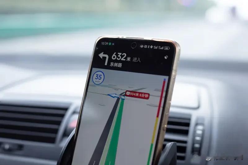 开车走错路的时候，导航从来不会骂你。它不会说：“你怎么这么蠢，这都能开错。”