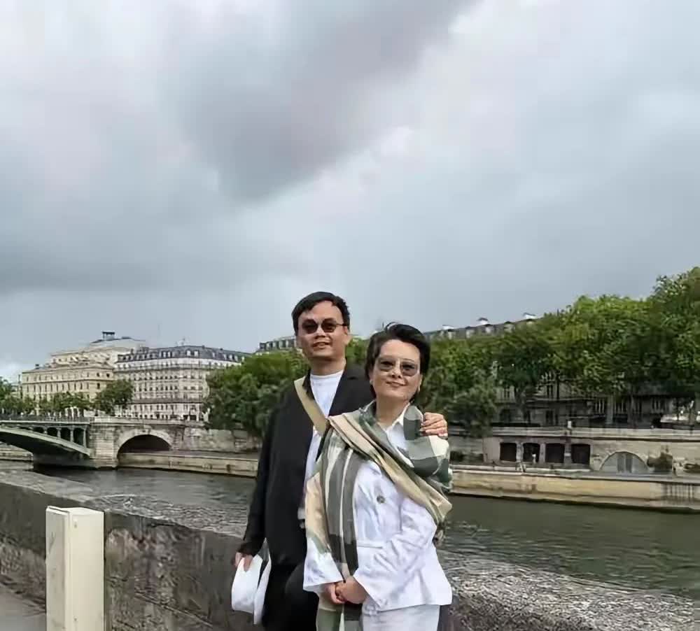 袁立和三婚丈夫国外旅游被偶遇。两个人穿着特别协调的情侣装，非常时尚养眼。