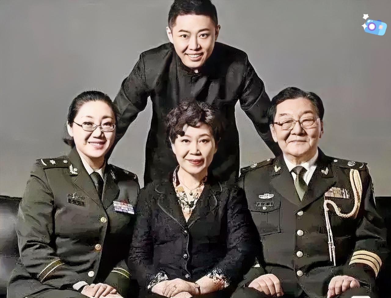 这就是翟俊杰家全家照，最中间的是他妻子张春如，旁边女儿翟小乐，后排儿子翟小兴。