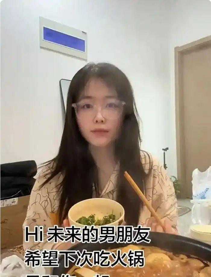 河南女生经亲戚介绍，与一名男生相亲。男生主动约她去爬山，一路上两人相谈甚欢。不知