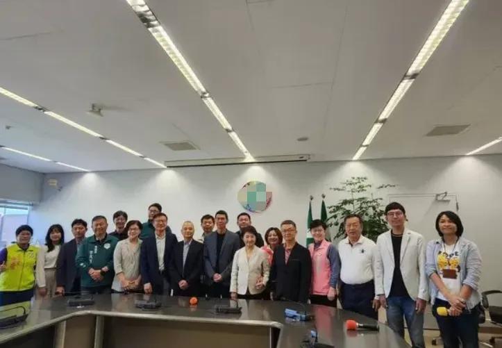 卢秀燕率团参加台中市议会民进党团11日的新旧任党团干部交接仪式。卢秀艳这样谄媚