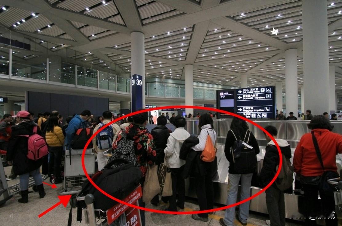 你敢信？素不联系的亲戚深夜发几十条消息轰炸，就为问一段直播切片的真假！起因是