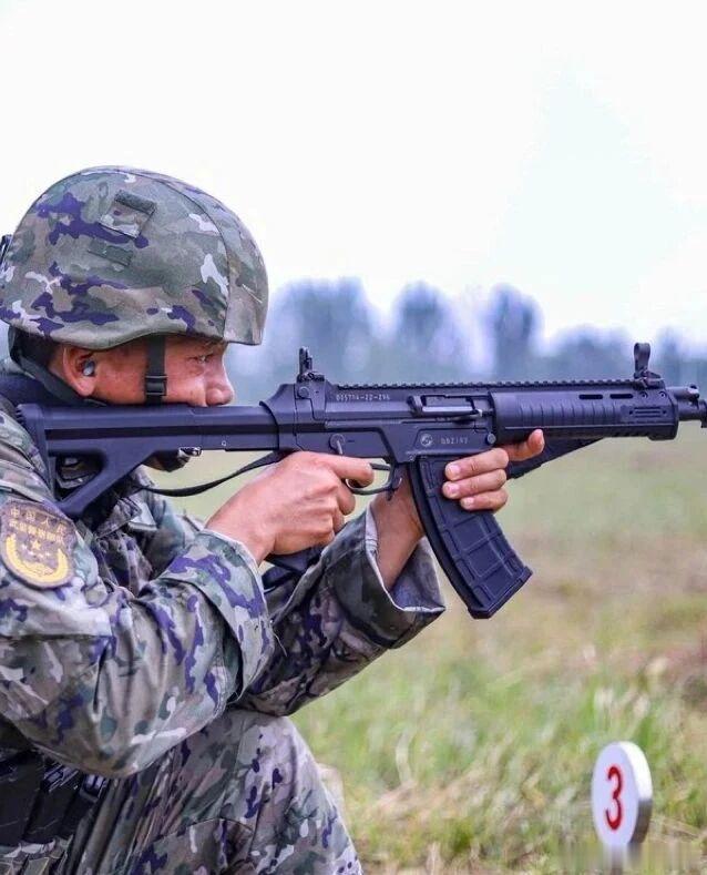 #国产兵器足够先进可以展示##被国产新型步枪帅到了#大国重器，藏锋芒亦敢展锋芒。如今国产新型制式步枪