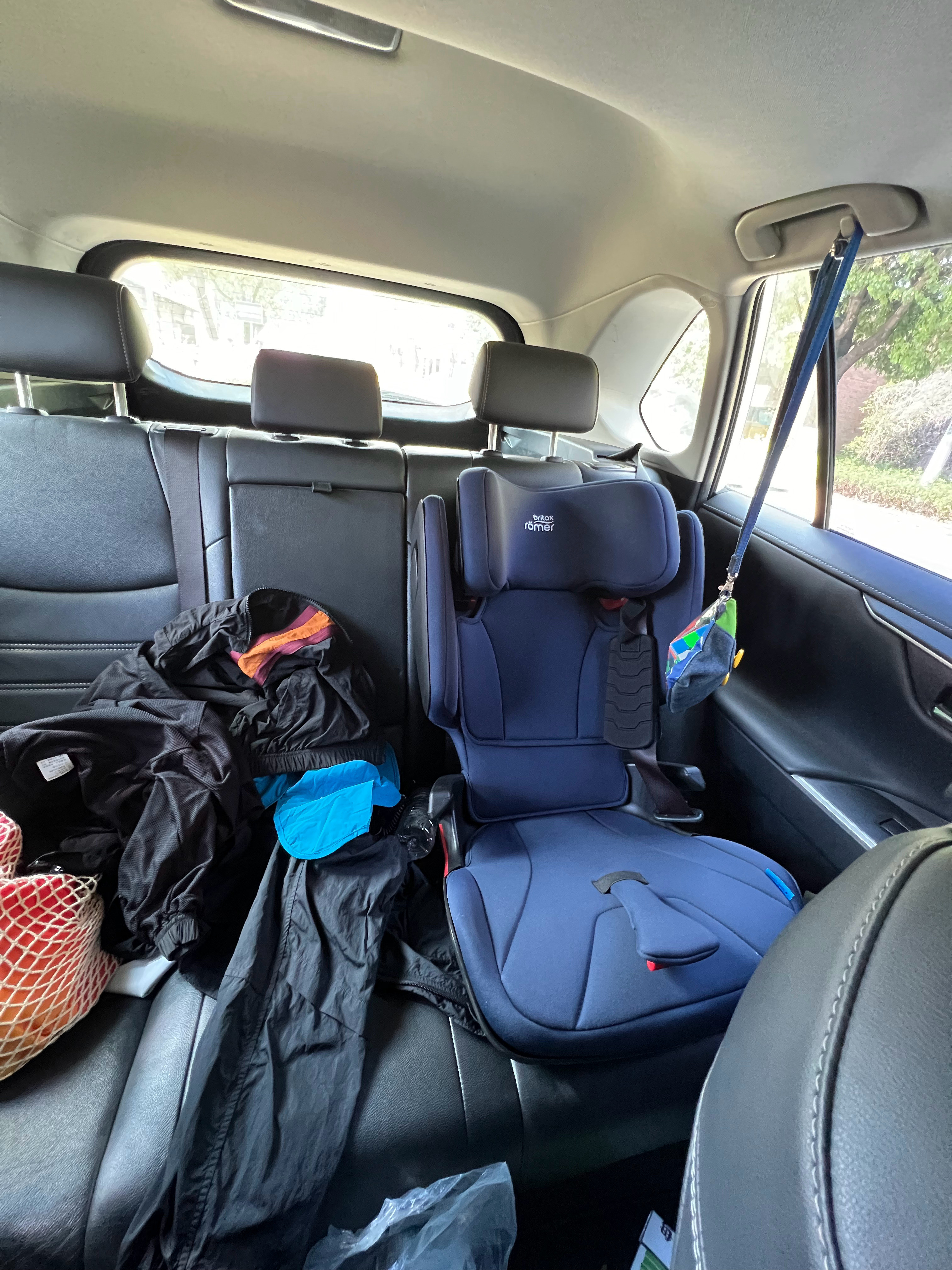 RAV4真的是优缺点特别明显但是很多地方比我预期好好很多先说缺点刹车前半段软油门