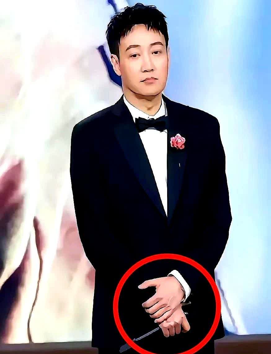 真相了！辛柏青在北影节开幕式被大家冷落，他独自一人在最后面，脸上是略带苦涩和