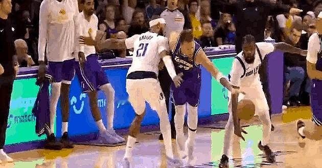 海斯这身体素质太劲爆了！这份天赋在对阵独行侠的比赛中体现得淋漓尽致。他与勒布