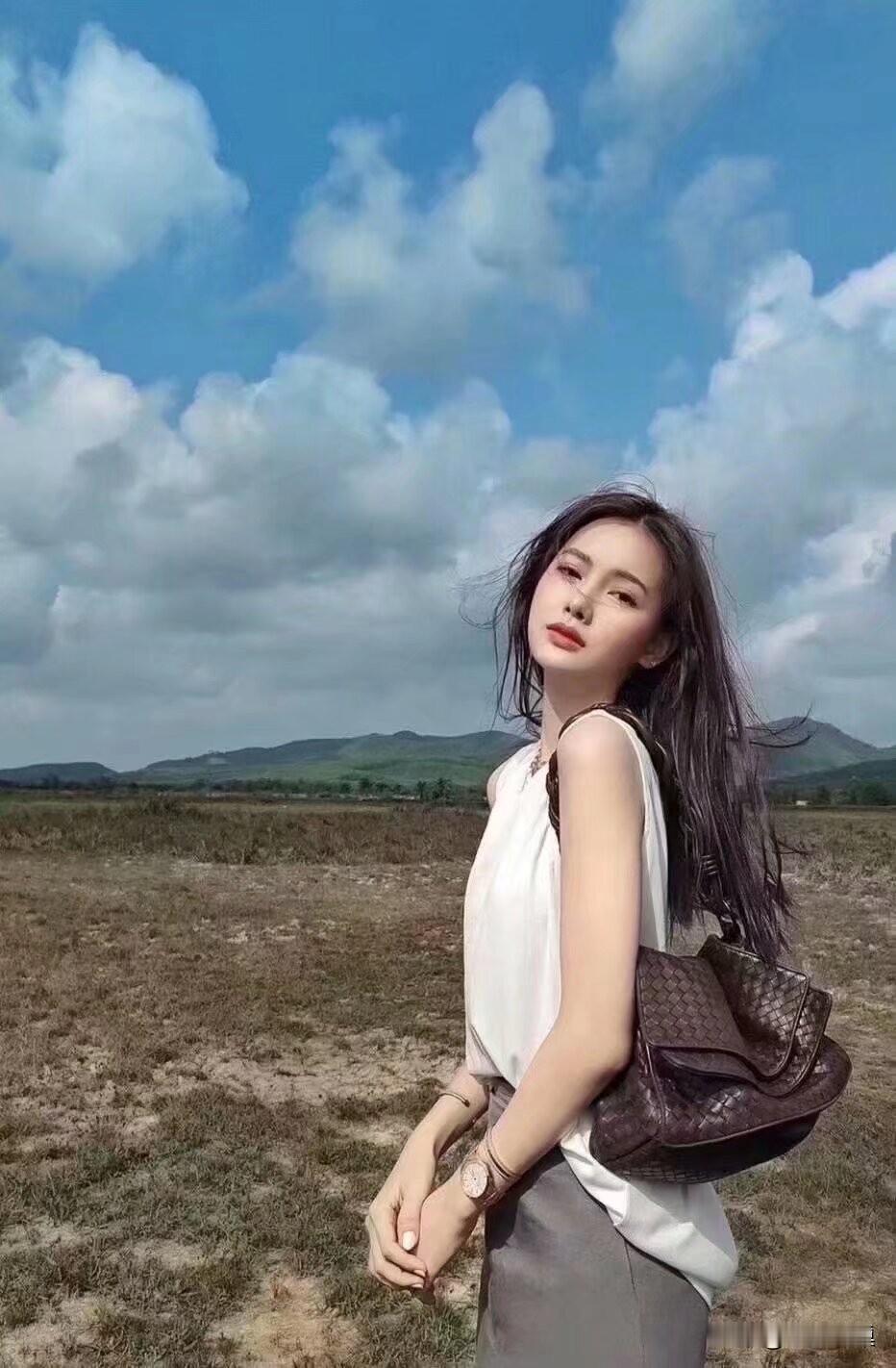 两个人在一起的原因有很多，可能是因为欲望、物质、好奇、刺激……但能维持两个人