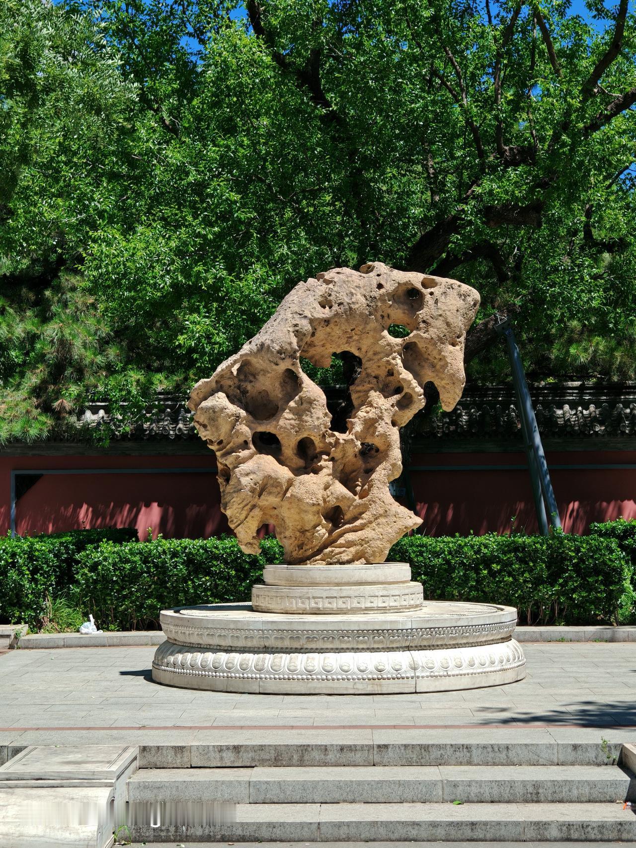 在广安门报国寺边随手一拍，每一张照片都是城市风景的宝藏。报国寺胡同可是南城文藏宝