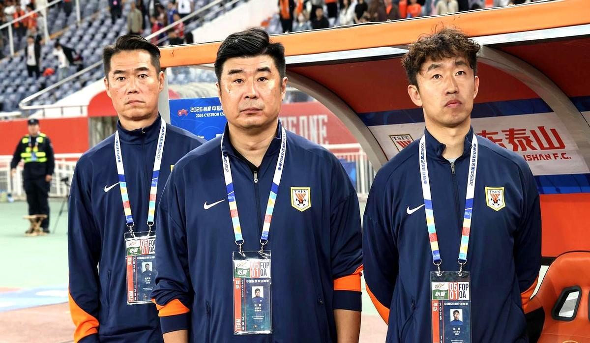 宿茂臻、韩鹏离任，靴子终于落地了。球员在场上装病不出力，球迷盯着烂成漏斗的后防