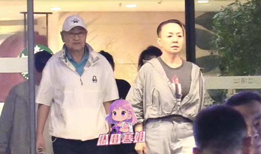 宋丹丹和老公赵玉吉一起参加聚会，饭后从饭店出来，整个人精气神拉满，走路都带风​