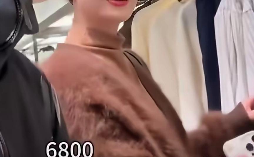 “谁给你的优越感！”商场里，夫妻俩随手拿起一件外套，问价时店员头都不抬，冷冷甩出