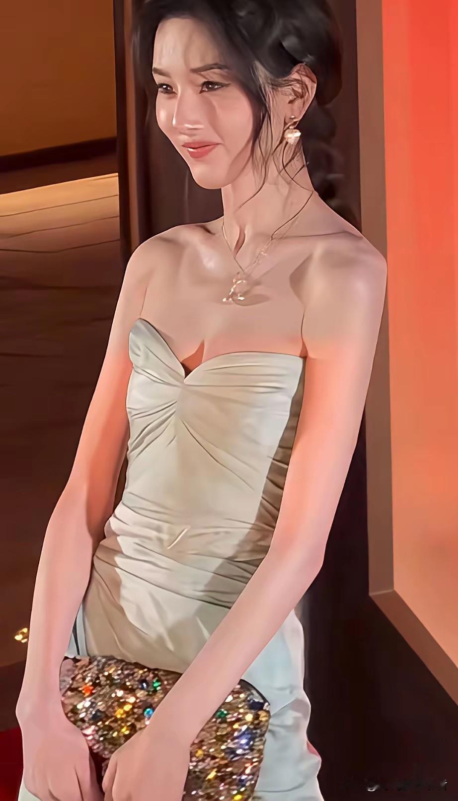 宋祖儿太瘦了，但是身材确实很好，宋祖儿也是从小演戏，之前个人财务处理不当，但是一