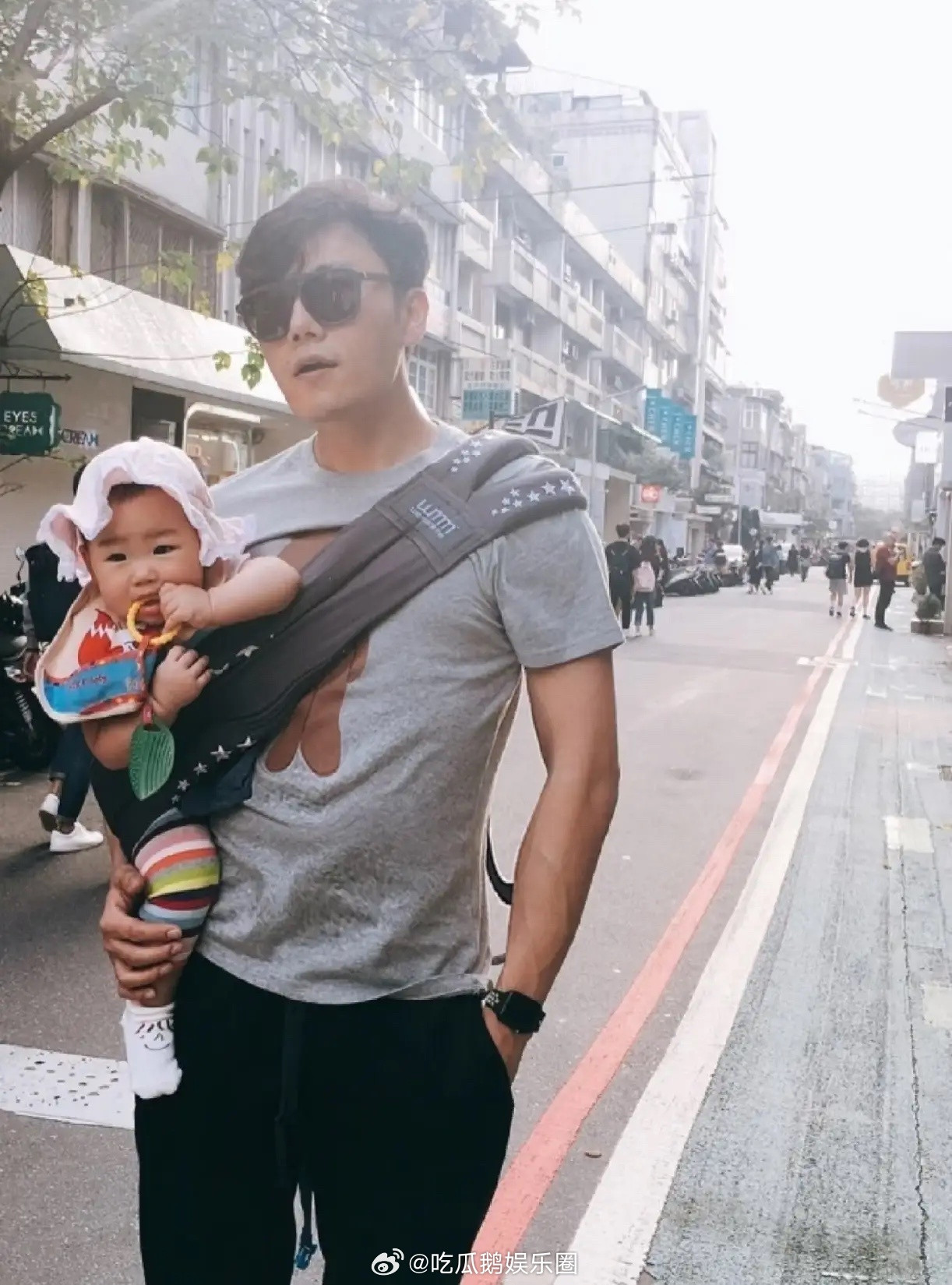 有网友在上海迪士尼偶遇伊能静和秦昊，夫妻俩带着女儿在玩！她们好像定居在上海了，小