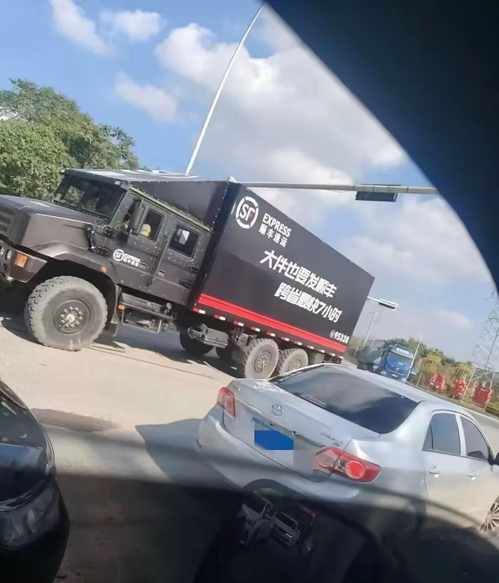 就这种很越野的长相车型，我看拉的是战备物资吧，主打就是一个快运。[汗]