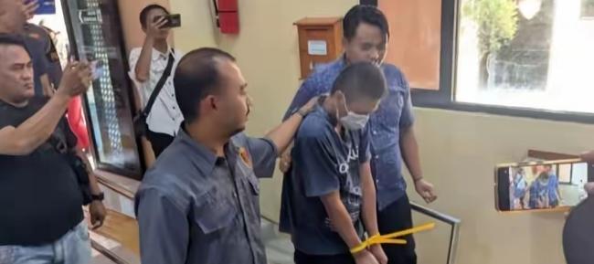 在印尼东爪哇普罗博林戈，当地一名41岁的中年男子，整整六年时间，他将亲生女儿死死