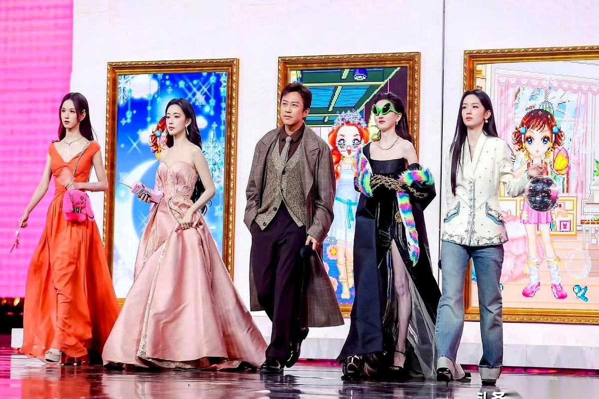 周也，那个红毯上几乎没输过的女明星，在一场颁奖礼上，穿着一条洗得发白的牛仔裤就上