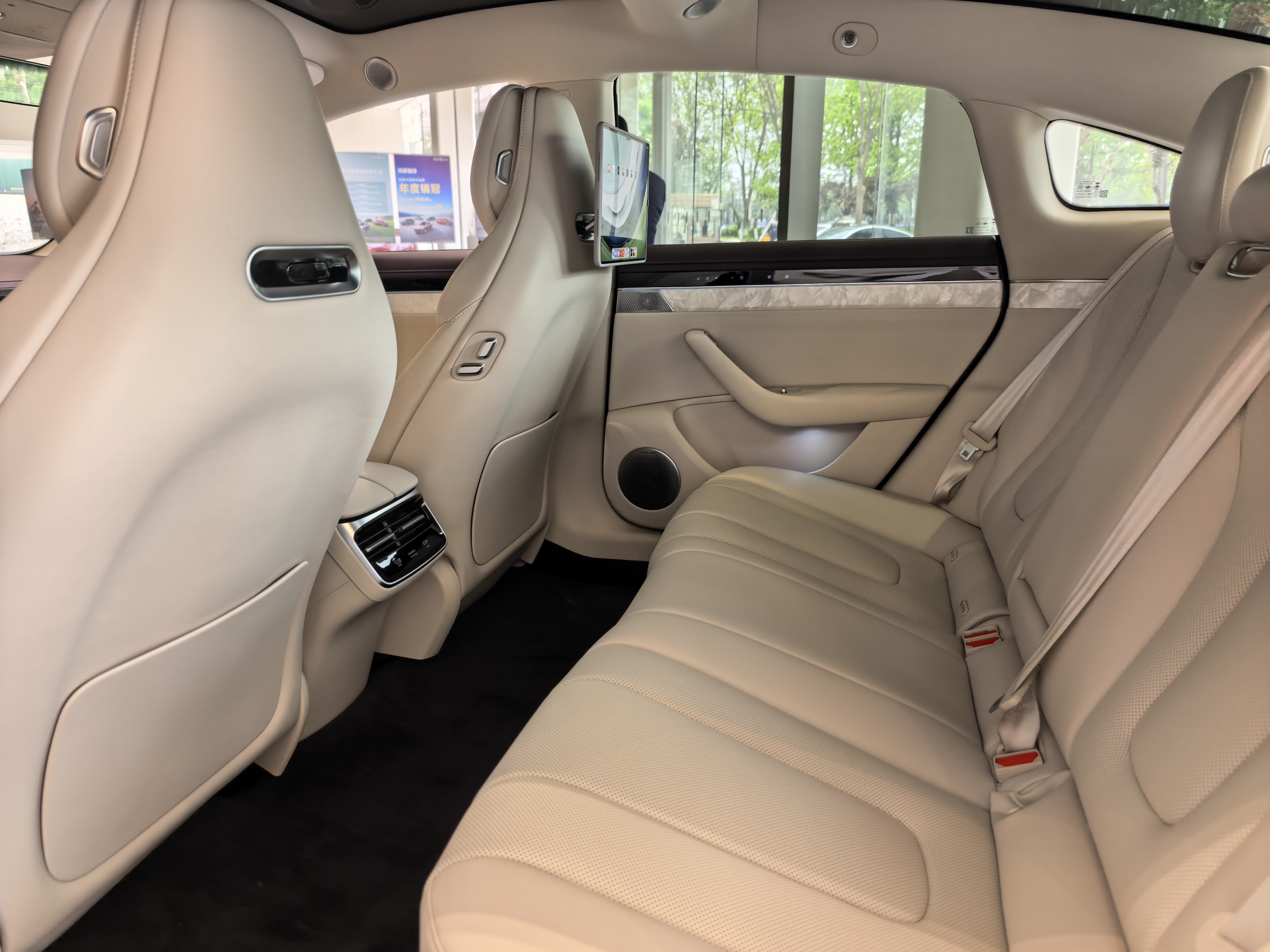 尚界Z7系列内饰设计、用料质感和智界S7有明显差距，所以感觉价格估计有不会很贵