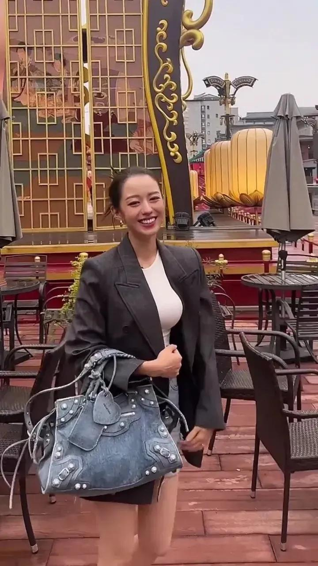 郎朗老婆吉娜在街头被偶遇，不化浓妆并没觉得多漂亮，尖嘴猴腮普通得很