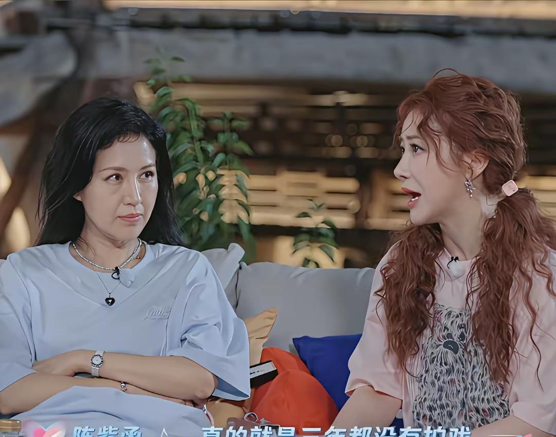 感觉鲍蕾应该后悔了不是后悔只生了两个女儿也不是后悔和陆毅结婚，而是估计后悔放