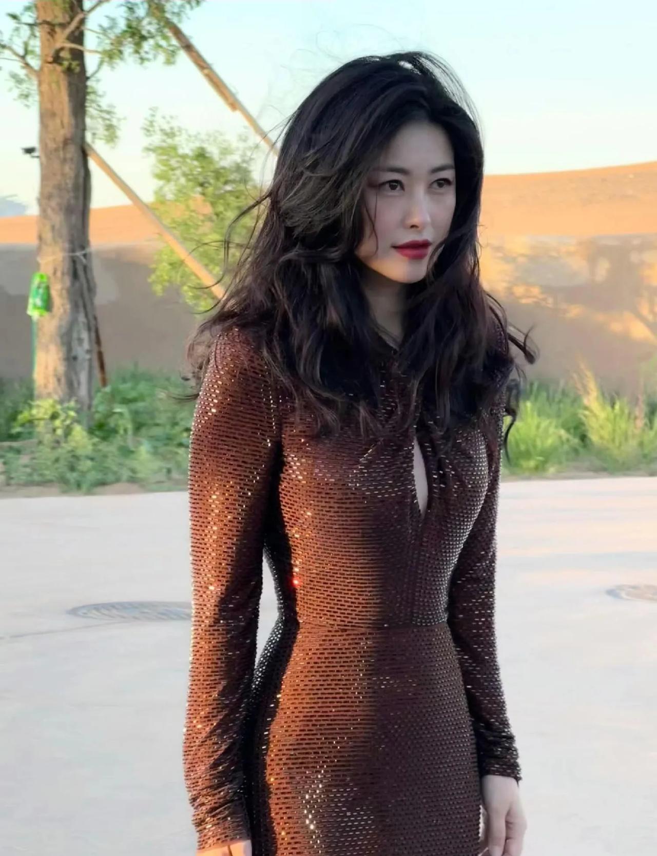 朱珠这亮片裙，是把“贵气辣妹”焊在审美上了吧！谁懂啊！一般人穿亮片裙是“舞