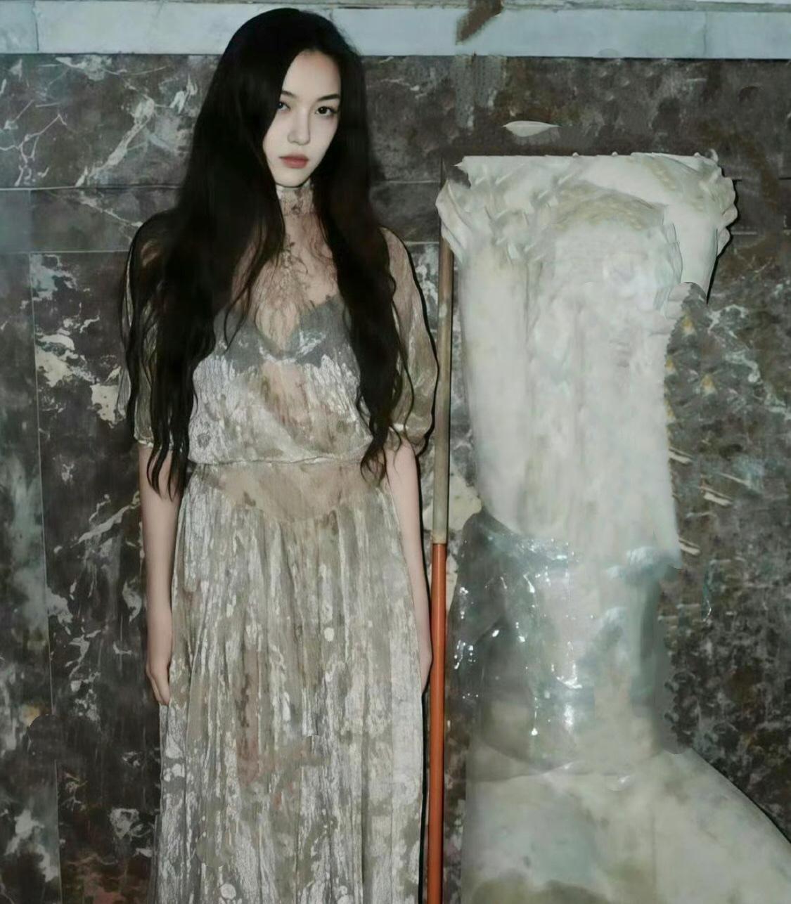 李嫣越长越复刻王菲的模样，独有的清冷气质一脉相承，宛如一个模子里雕琢出来的