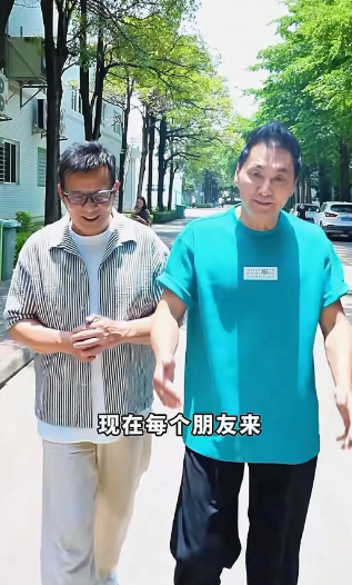 感觉何家劲这种经营策略是不可持续的，而且收效甚微。何家劲做的是芝麻丸等食品，