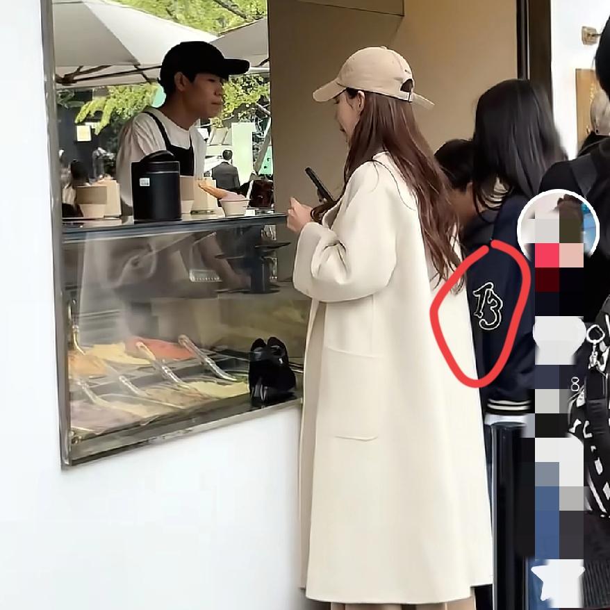 马筱梅又上热搜居然又跟小玥儿有关这两天被这组照片刷爆了，小玥儿穿8万普拉达逛