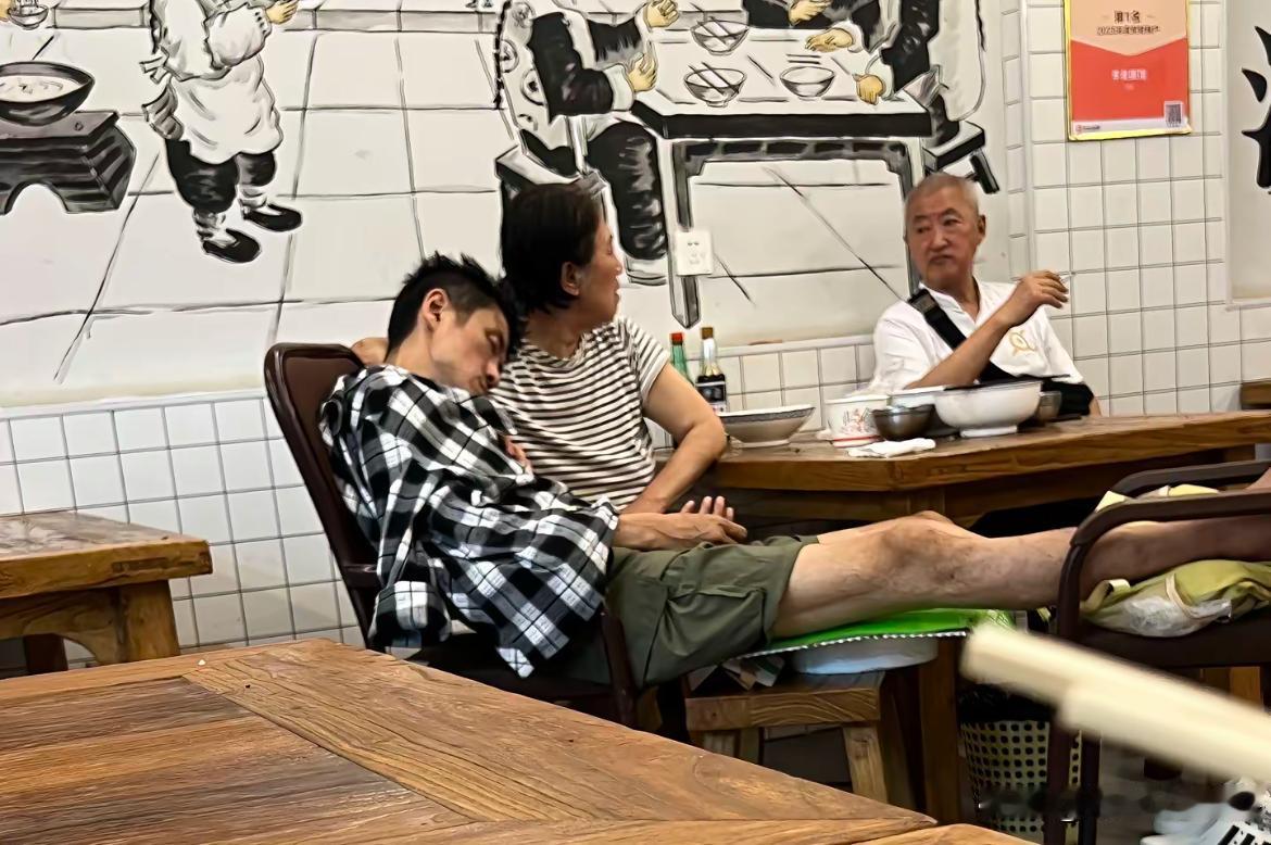 知名主持人E哥疑精神失常，最近常酗酒，躺在妈妈肩膀上看起来好可怜，曾经那么风光，
