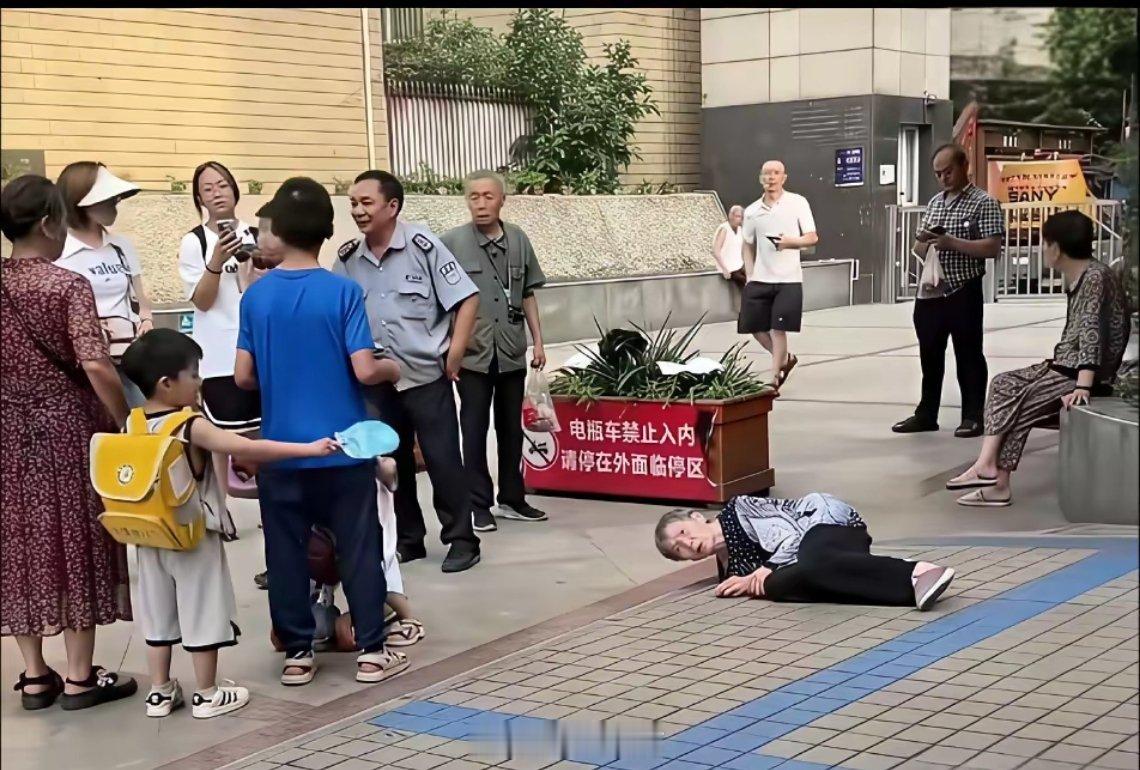 现在的年轻人太冷血了，老人家摔倒了，没有一个上去扶一下。