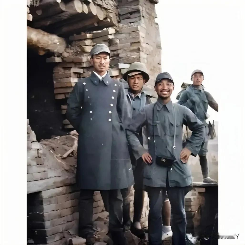 1940年，山西，八路军悍将陈庚、周希汉攻下日军阵地后的珍贵留影！我们的先辈我们