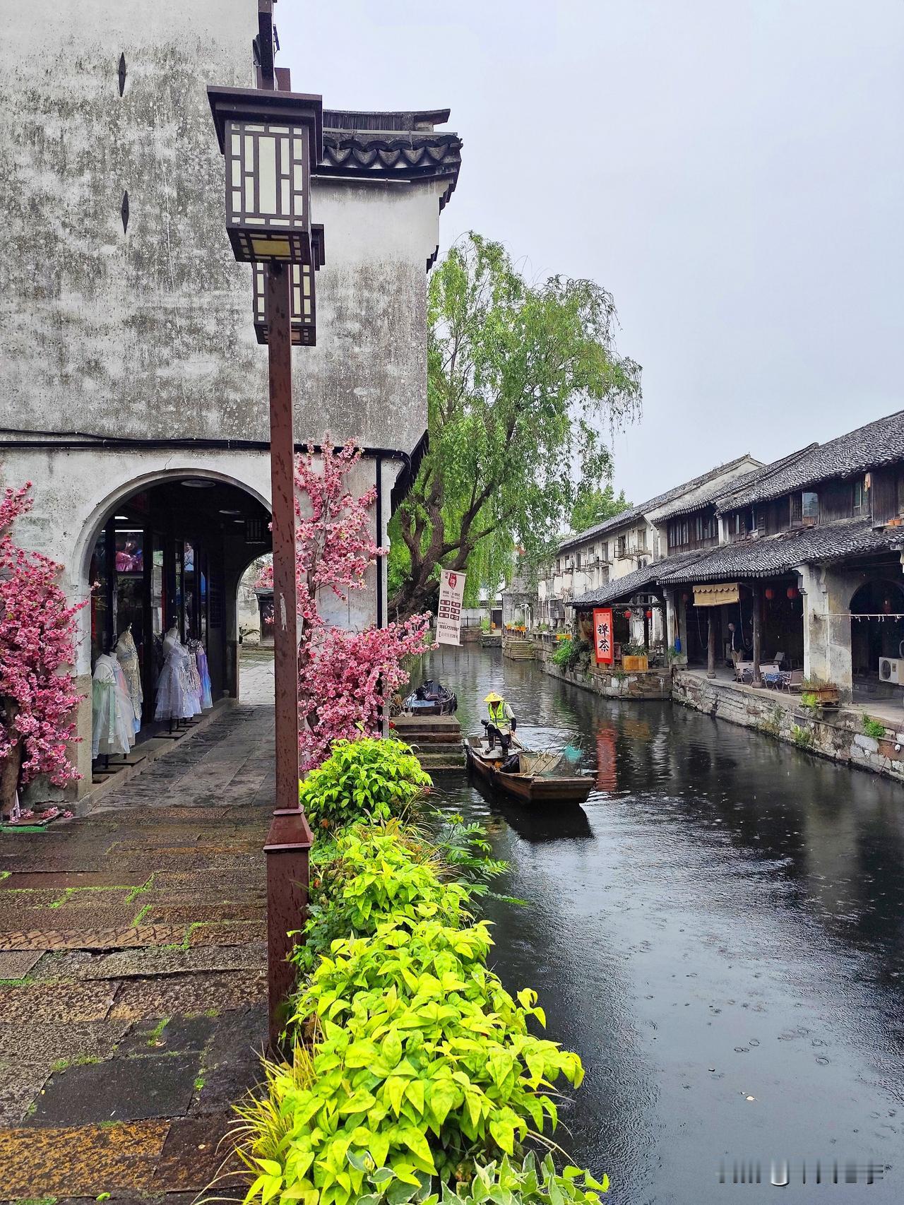 镜头中的南浔古镇。南浔古镇，位于浙江省湖州市南浔区。以其中西合璧的建筑而著称，