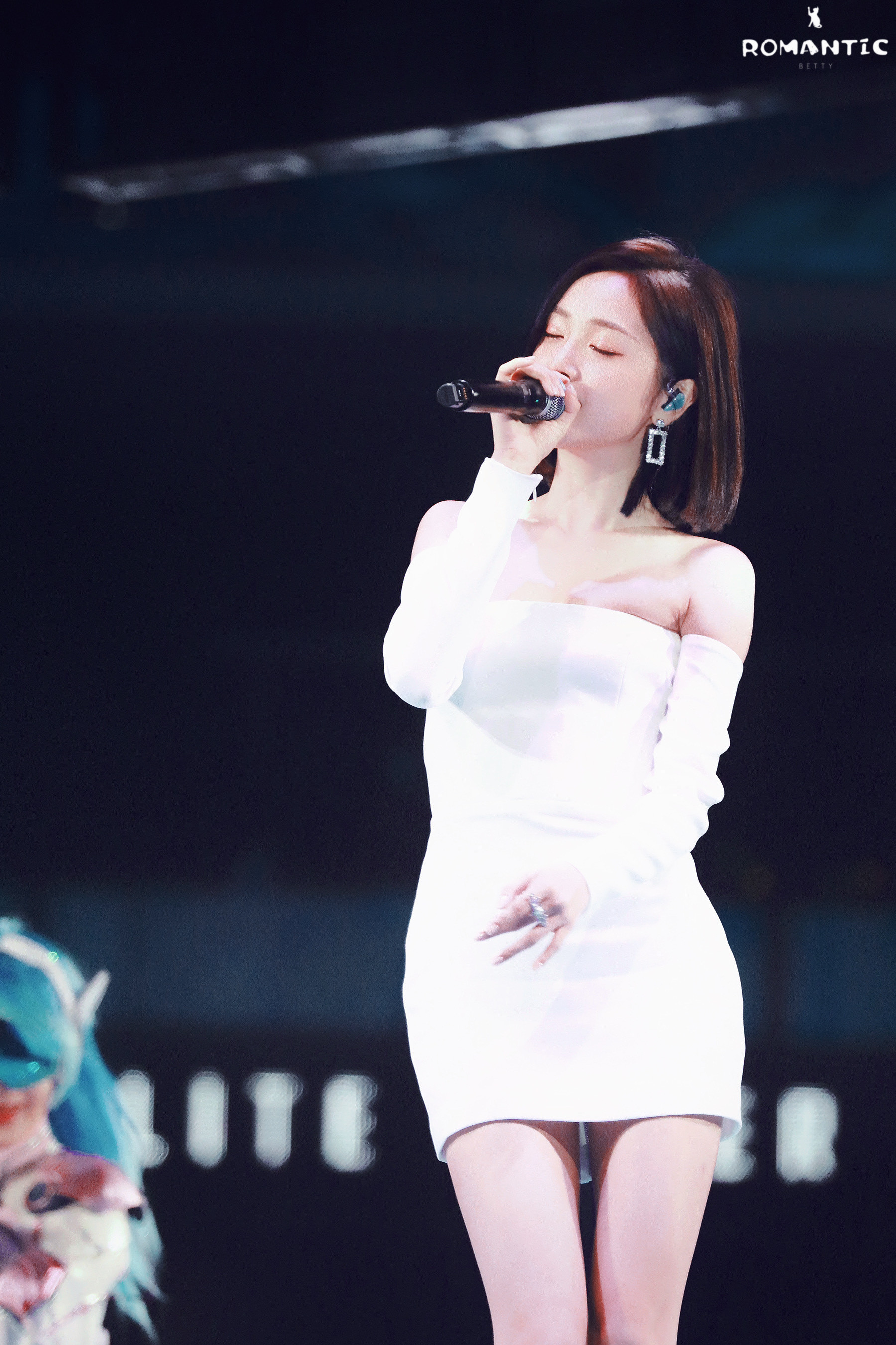 吴宣仪白裙落雪，红唇藏锋，这一枪，正中我心。