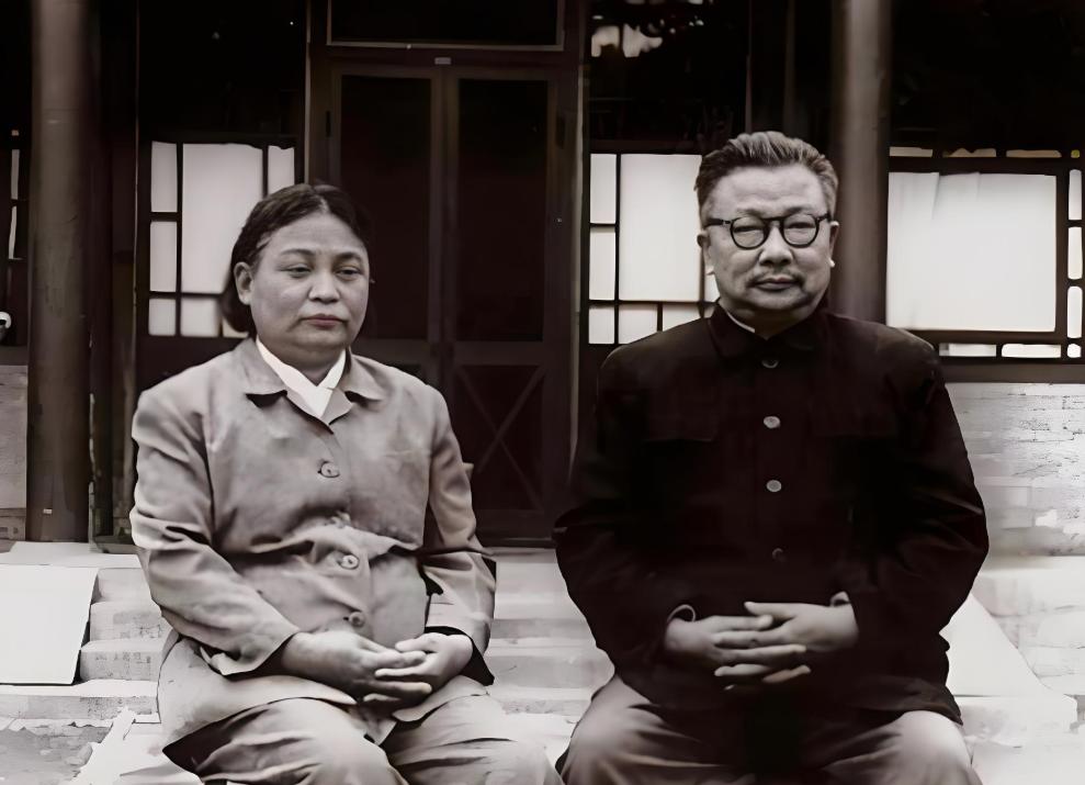 顾顺章叛变后一个月，一女乞丐闯入交通站，李克农闻讯后失声痛哭。1951年3月的一