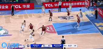总决赛十大囧之首来了。纳托尔断球反击，浙江广厦放弃防守，一个没人防守的空蓝没上