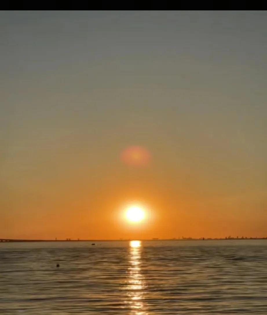 杜姐发视频，去看了马尔默的夕阳，杜姐拍了许多日落夕阳的照片，有夕阳下的大海