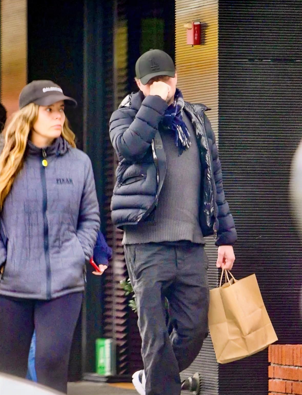 莱昂纳多突然甩开超模群，牵起一位建筑师的手——好莱坞看不懂了。47岁，他停下追