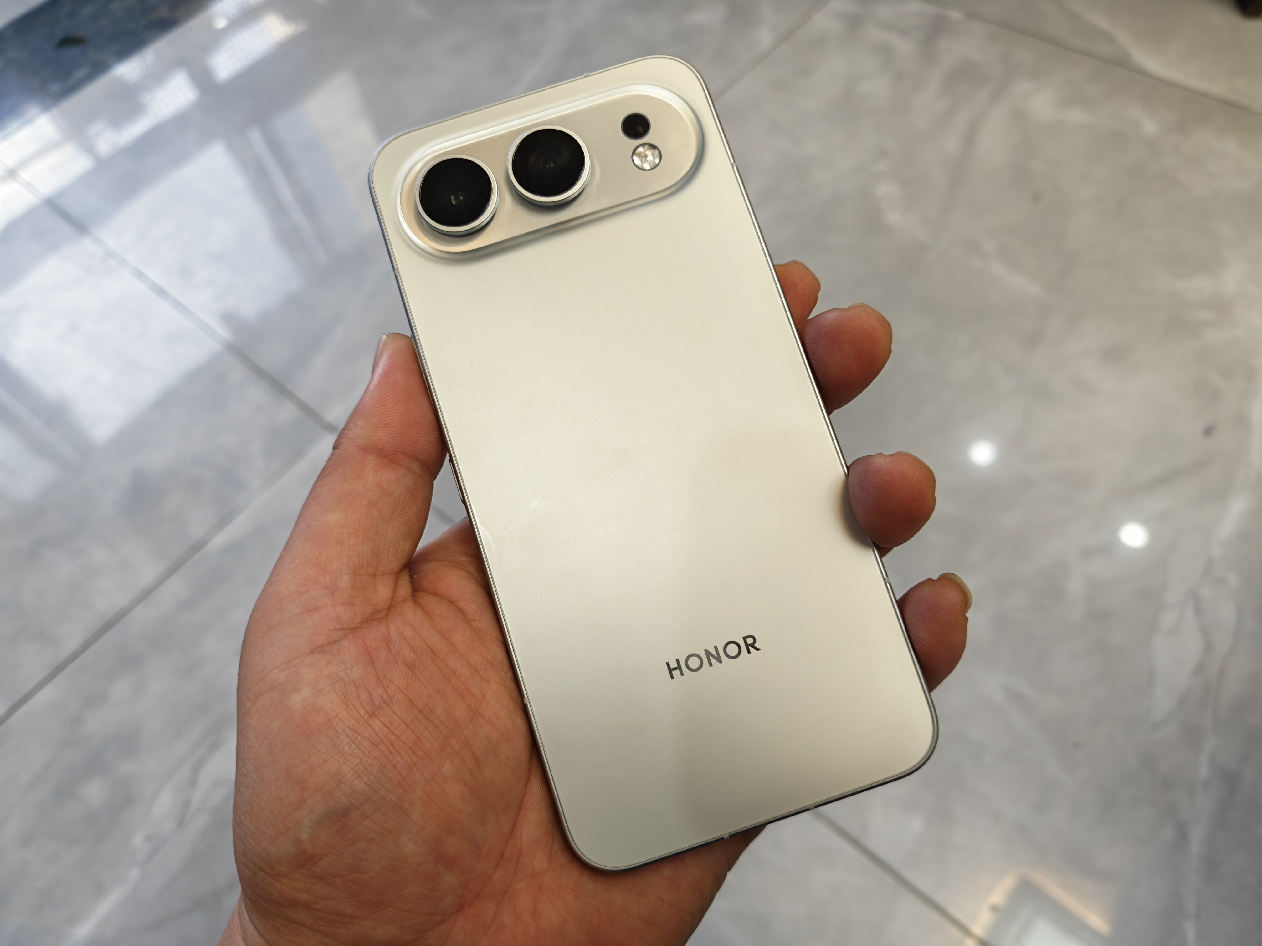 真是便宜荣耀500标准版现在只有2564了？光是拿在手里感受一下，这冷雕一体