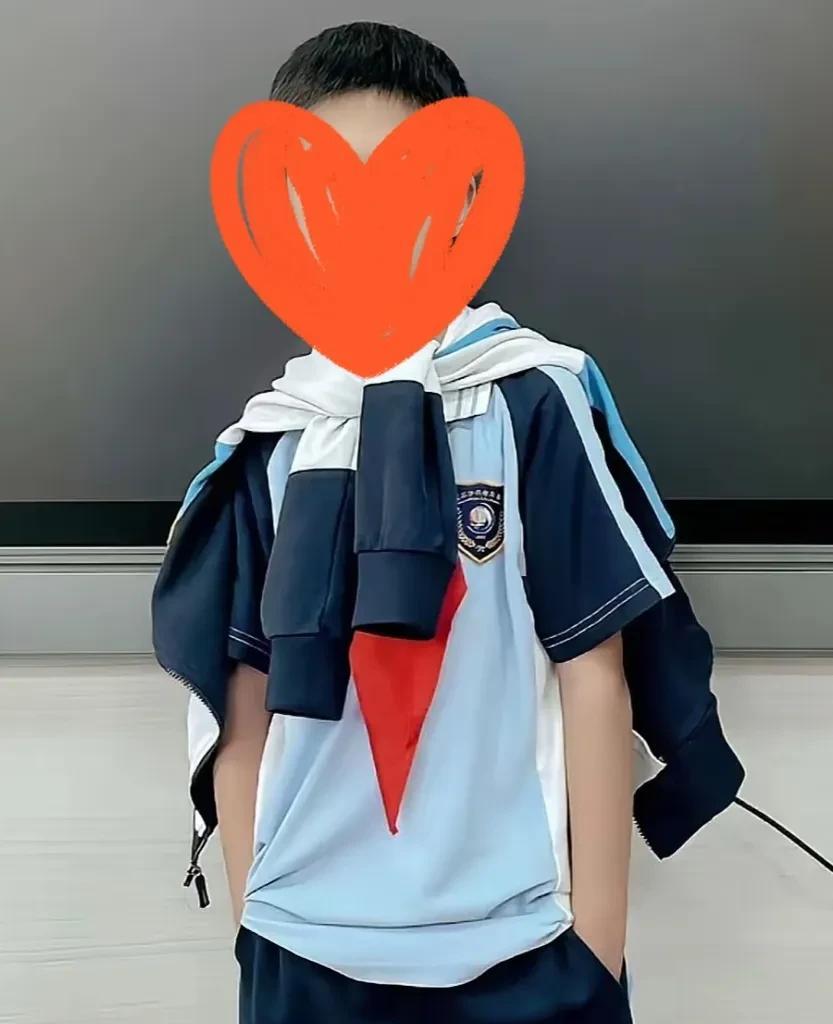 我家小朋友今年读小学四年级，这孩子在学校里其他方面表现都还不错，但就是管不住自己